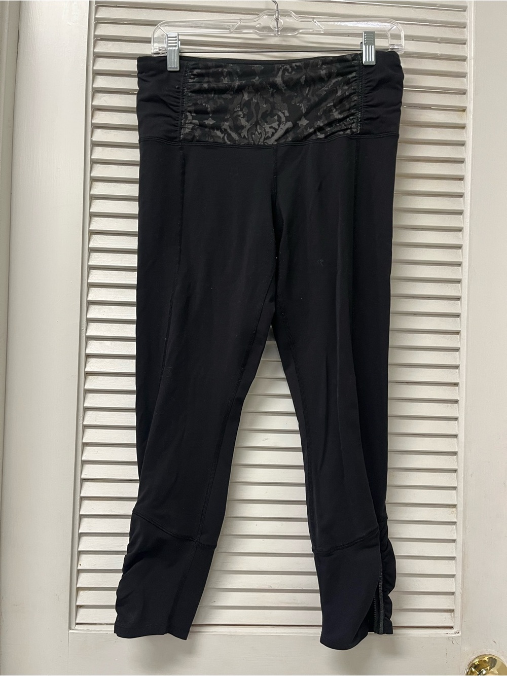 LULULEMON Black Cropped Leggings with Patterned Waistband